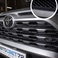 Toyota RAV4 - установка защитной сетки в решетку радиатора.